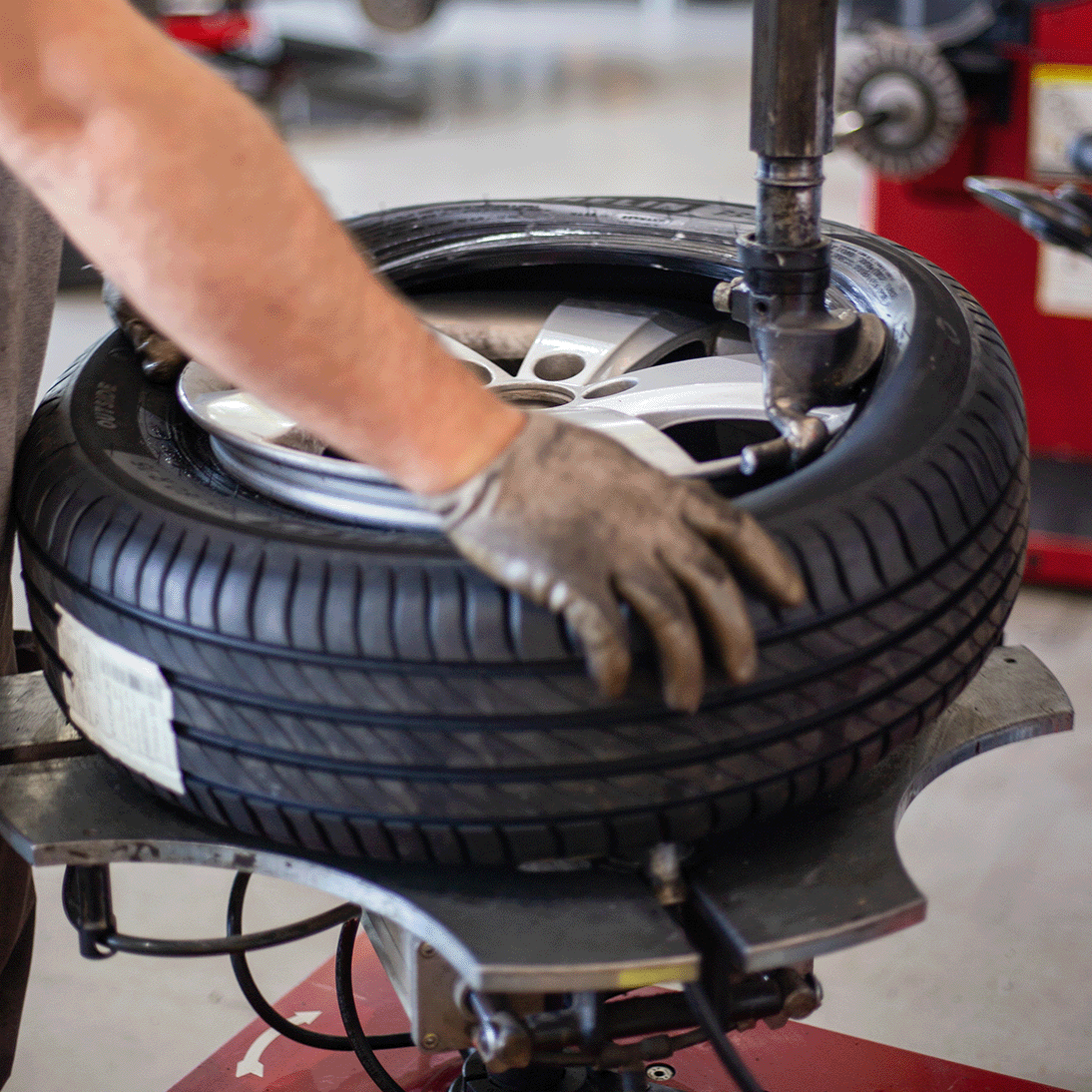 Tyre refurbishing program and tyre retreading